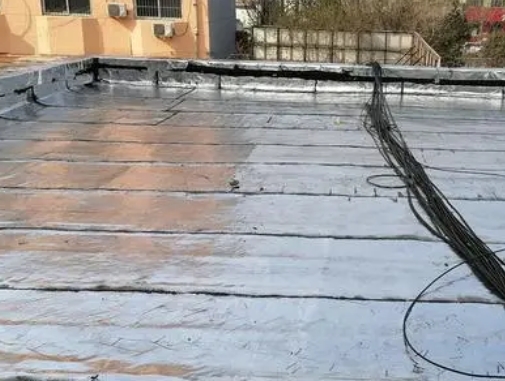 闵行卫生间漏水维修公司分享下闵行屋面楼顶防水刚性防水层施工要点。